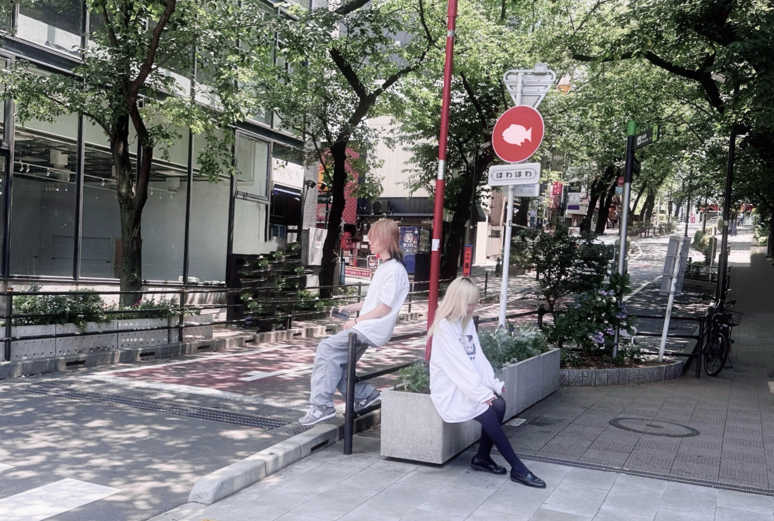 街中で撮影したほわほわのメンバー